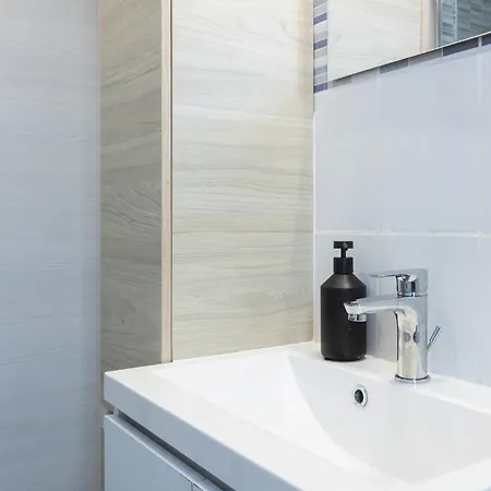 Guesthost - Roby's Appartement *